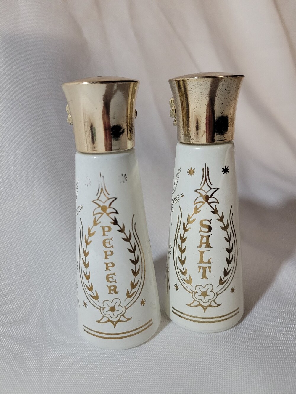 Vintage-Style White & Gold Salt and Pepper Shaker Set (108)